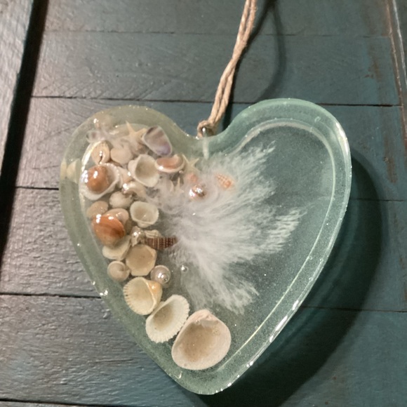 Clear resin with shell hanging decor - Picture 6 of 8